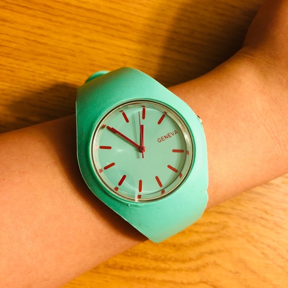 Green elastic band watch - Picture 1 of 4